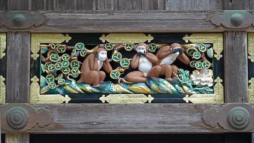 Les singes de l'écurie sacrée du sanctuaire shinto Toshogu de Nikko (Japon)
