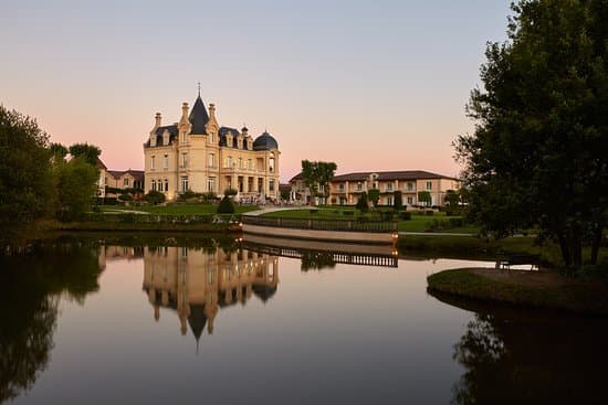 Hôtel SAINT EMILION GRAND BARRAIL CHATEAU RESORT & SPA 1 NUIT EN DEMI PENSION 2 SOINS ET ACCES SPA !
