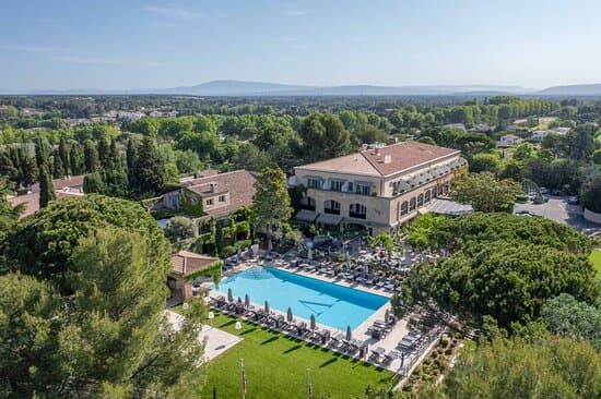 Hôtel HOSTELLERIE DU VALLON DE VALRUGUES SAINT REMY DE PROVENCE